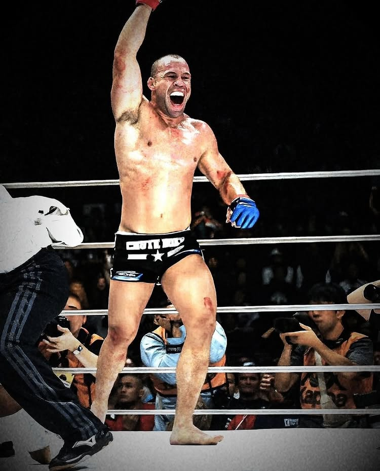 wanderlei silva celebrando uma vitória